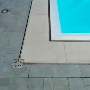 Double plug-in gully cover and side outlet for channel swimming pool