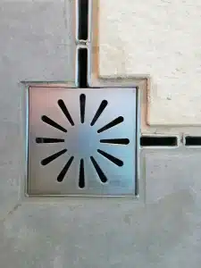 Double plug gully and vertical outlet for pool channel