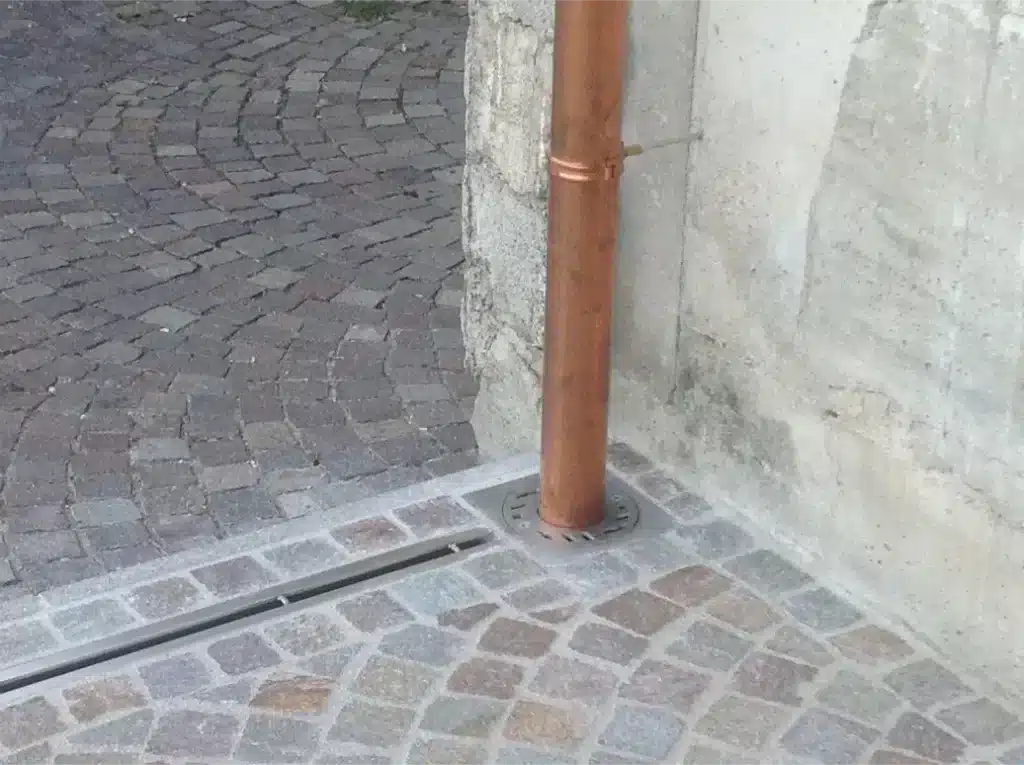 innesto di pluviale in pozzetto di scarico